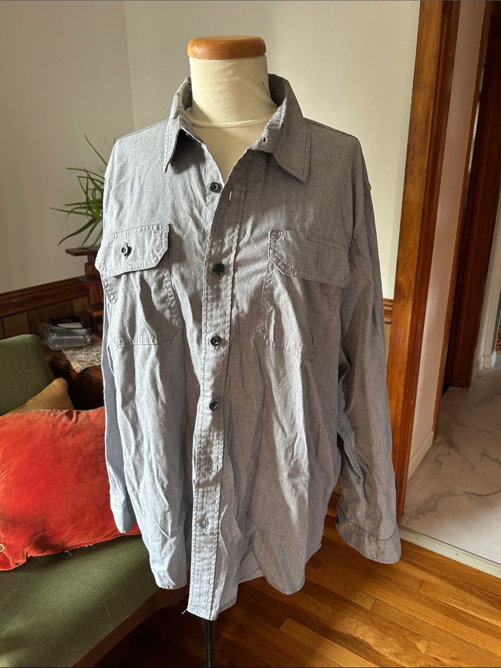 Wrangler Men's Long Sleeve Button-Down Shirt in Light Gray